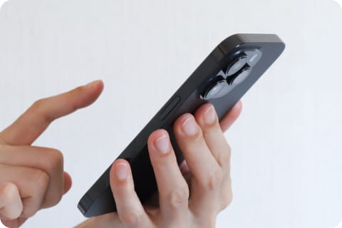 スマートフォンを触っている様子