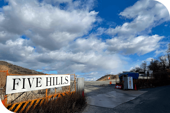 FIVE HILLSの看板と青空に広がる雲が見える工事現場