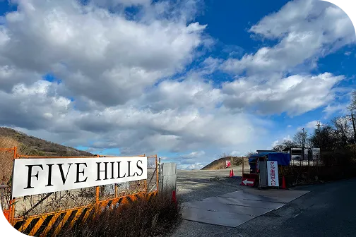 FIVE HILLSの看板と青空に広がる雲が見える工事現場