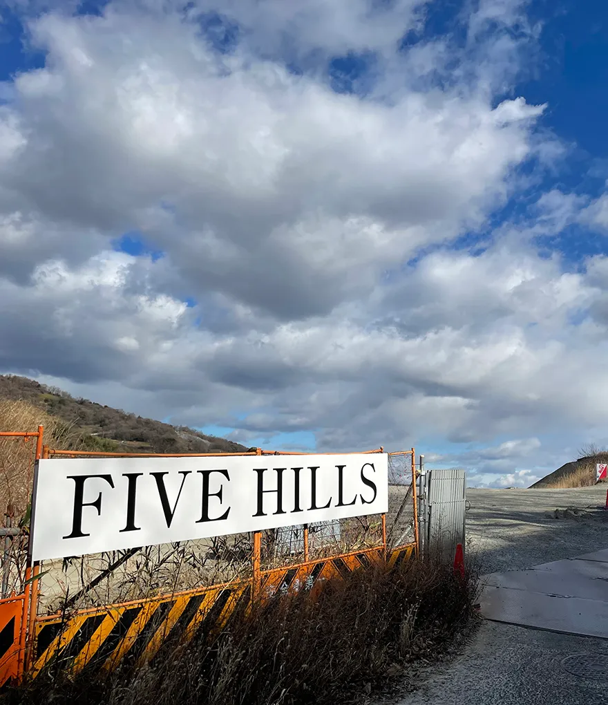 FIVE HILLSの看板と青空に広がる雲が見える工事現場